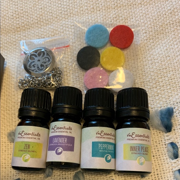 Beautiful mEssential necklace diffuser inc 4 oils - Picture 3 of 6